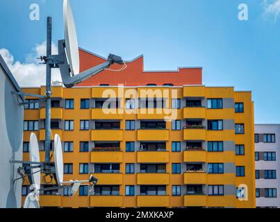 Antennes satellites sur le toit d'une tour dans le Märkisches Viertel à Reinickendorf, Berlin, Allemagne, Europe Banque D'Images