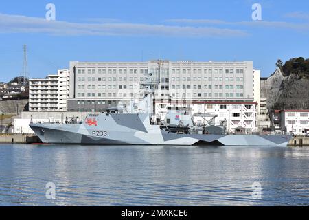 Préfecture de Kanagawa, Japon - 04 décembre 2022 : Marine royale HMS Tamar (P233), navire de patrouille offshore de classe fluviale. Banque D'Images