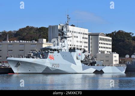 Préfecture de Kanagawa, Japon - 04 décembre 2022 : Marine royale HMS Tamar (P233), navire de patrouille offshore de classe fluviale. Banque D'Images