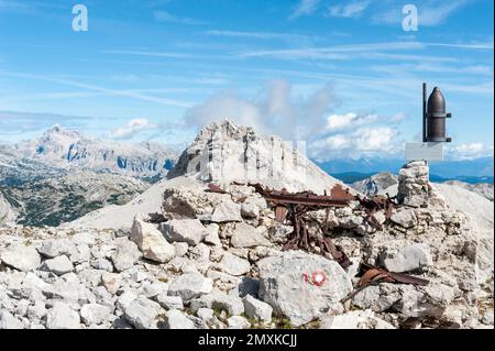Montagne calcaire, Battignica (2164 m), massif de Krn, Parc National de Triglav, musée de montagne, Restes de munitions et de métal, site d'Isonzo ba Banque D'Images