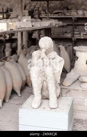 Archéologie, plâtre moulé d'un homme en quantre devant des amphores, ancienne ville romaine de Pompéi, Pompéi, près de Naples, Campanie, Italie, Europe Banque D'Images