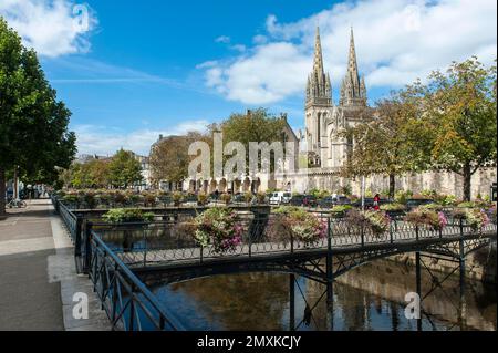 Cathédrale Saint-Corentin, Cathédrale Saint-Corentin, ponts piétons sur l'Odet, Quimper, Département Finistère, Bretagne, France, Europe Banque D'Images