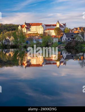 Château de Colditz réfléchi dans la rivière Zwickauer Mulde, lumière du soir, Colditz, Saxe, Allemagne, Europe Banque D'Images