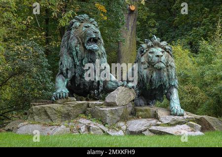 Figurines de lion de bronze, zoo, Friedrichsfelde, Lichtenberg, Berlin, Allemagne, Europe Banque D'Images