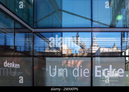 Image symbolique au coin de la pensée, inscription sur la façade en verre d'un complexe de bureaux, Berlin, Allemagne, Europe Banque D'Images