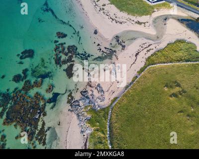 Vue aérienne, belle plage de corail à Ballyconneely, Connemara, comté de Galway, République d'Irlande Banque D'Images