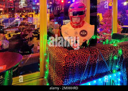 Vie nocturne aux couleurs fluo dans un pub sur le Reeperbahn, St. Pauli, Hambourg, Allemagne, Europe Banque D'Images