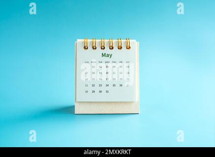 Le bureau du calendrier de mai 2023 pour l'organisateur de planifier et de rappeler isolé sur fond bleu clair, style minimal. Petit calendrier de table avec la page de Banque D'Images