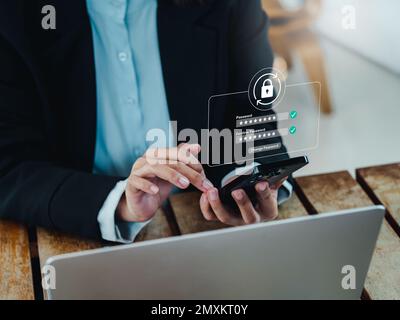 Concept de réinitialisation du mot de passe réussie. Icône de verrouillage, code de sécurité affiché sur la page de modification du mot de passe sur le téléphone mobile intelligent maintenez la femme d'affaires enfoncée. Cyber-sécurité Banque D'Images
