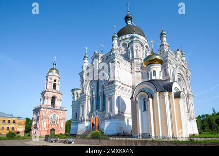 Cathédrale de la Kazan icône de la mère de Dieu dans le couvent de Kazan le jour de juillet ensoleillé. Vyshny Volochek, Russie Banque D'Images