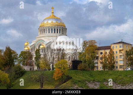 KRONSHTADT, RUSSIE - 07 OCTOBRE 2022 : vue sur la cathédrale Saint-Laurent Nicholas le Wonderworker sur un jour d'octobre nuageux Banque D'Images