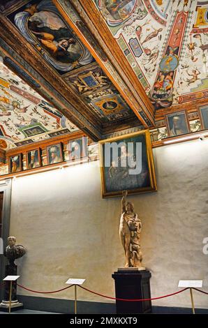 Galerie Uffizi à Florence, Italie - fragment de l'intérieur. Prise de vue dans des conditions de faible éclairage avec des valeurs ISO élevées Banque D'Images