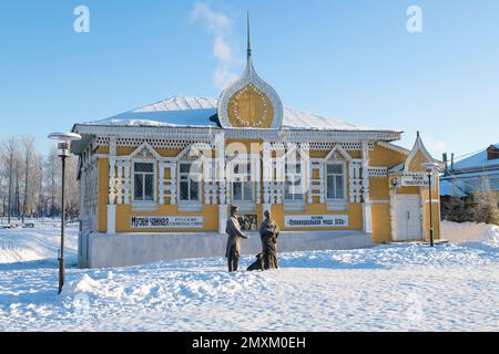 UGLICH, RUSSIE - 07 JANVIER 2023 : ancien bâtiment en bois du Musée de la vie urbaine le jour de janvier ensoleillé. Anneau d'or de Russie Banque D'Images