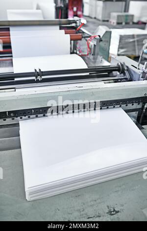 Prêt à frapper les presses. Vue détaillée du fonctionnement d'une usine d'impression. Banque D'Images