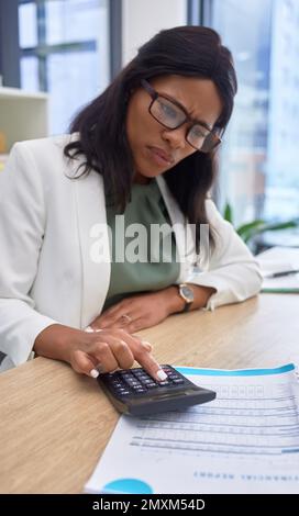 Finances, comptable et femme noire avec calculatrice et document tout en confondu ou stress avec rapport financier. Employé qui fait de l'impôt d'affaires Banque D'Images