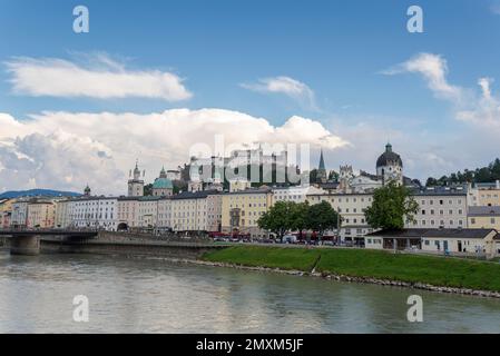 SALZBOURG, AUTRICHE – 28 JUILLET 2022 : vues sur Salzbourg depuis le pont Marko-Feingold-Steg. On peut y voir la Collégiale, la Franciscaine Banque D'Images