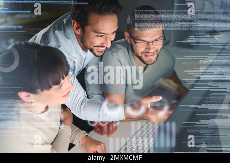 Les gens d'affaires, l'équipe de codage et la technologie de l'information avec écran d'ordinateur, programmation et développement de logiciels. Superposition de code, futuriste et Banque D'Images