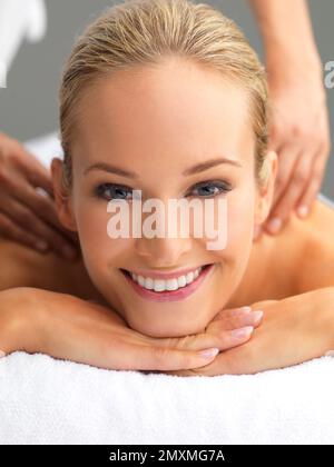 Je ne me suis jamais senti plus choyé. Une belle jeune femme se détendant dans un spa - portrait. Banque D'Images