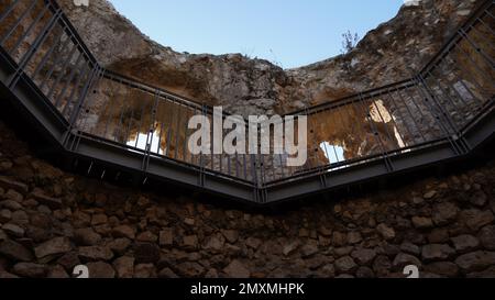 Vue sur la tour de garde octogonale d'Antipatris fort Binar Bashi, dans le parc national de tel-Afek, Israël Banque D'Images