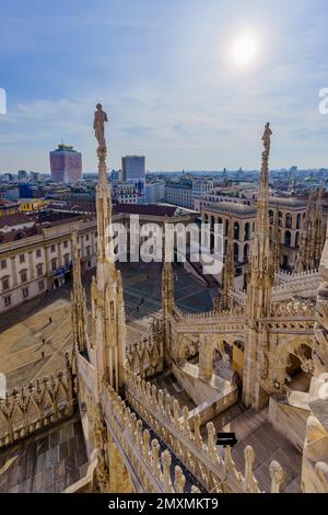 Milan, Italie - 02 mars 2022: Vue de la cathédrale (Duomo) terrasses sur la cour du palais, avec les locaux et les visiteurs, à Milan, Lombardie, Nord de l'ITA Banque D'Images