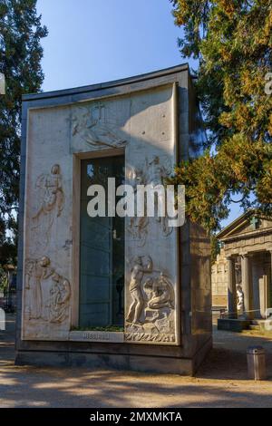 Milan, Italie - 03 mars 2022 : vue sur les tombes et autres monuments du cimetière monumental de Milan, Lombardie, Italie du Nord Banque D'Images