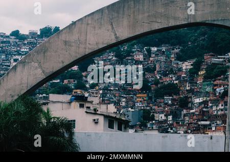 Pont piétonnier en béton renforcé avec la Rocinha favela en arrière-plan conçu par l'architecte brésilien Oscar Niemeyer Banque D'Images