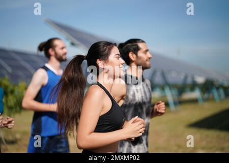 Active style de vie jeune homme coureur courir par panneaux solaires ferme à l'extérieur arrière-plan d'été. Concept de durabilité Banque D'Images