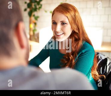 Il lui donne un sentiment si spécial. Un petit cliché d'un jeune couple affectueux à l'heure du café. Banque D'Images