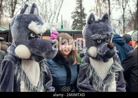 Kolomna, Russie - 17 mars 2013. Maslenitsa, des poupées grandeur nature divertissent les gens dans la rue en prenant des photos avec des passants. Banque D'Images