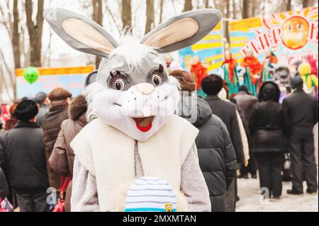 Kolomna, Russie - 17 mars 2013. Maslenitsa, une poupée de lièvre grandeur nature qui divertit les gens dans la rue, en prenant des photos avec les passants. Banque D'Images