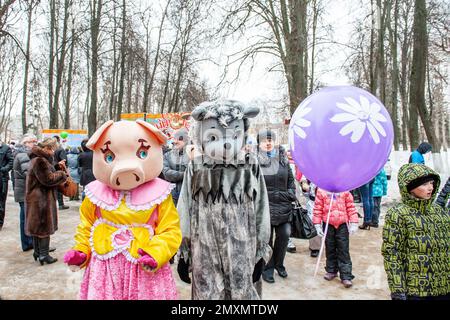 Kolomna, Russie - 17 mars 2013. Maslenitsa, des poupées grandeur nature divertissent les gens dans la rue. Banque D'Images