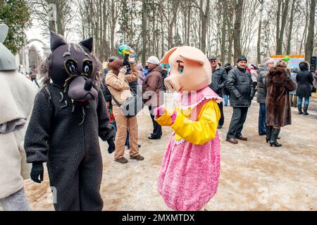 Kolomna, Russie - 17 mars 2013. Maslenitsa, des poupées grandeur nature divertissent les gens dans la rue. Banque D'Images