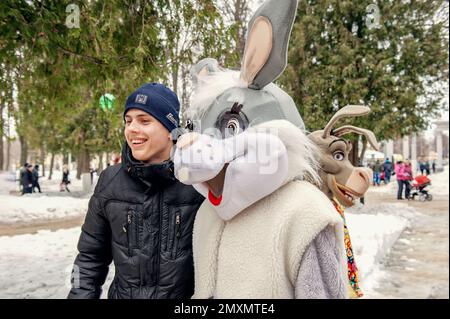 Kolomna, Russie - 17 mars 2013. Maslenitsa, des poupées grandeur nature divertissent les gens dans la rue. Banque D'Images