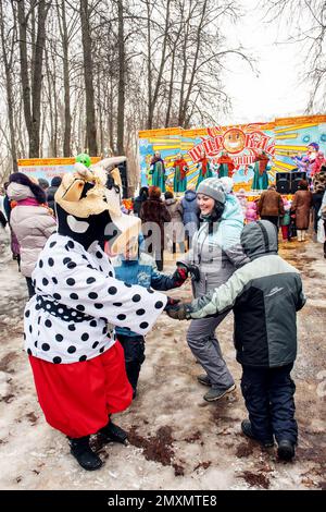Les gens à la célébration de Maslenitsa mènent une danse ronde avec des poupées grandeur nature. Personnages costumés à Maslenitsa. Kolomna, Maslenitsa. 17 mars, 201 Banque D'Images