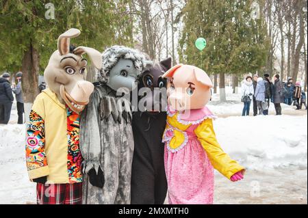 Kolomna, Russie - 17 mars 2013. Maslenitsa, des poupées grandeur nature divertissent les gens dans la rue Banque D'Images