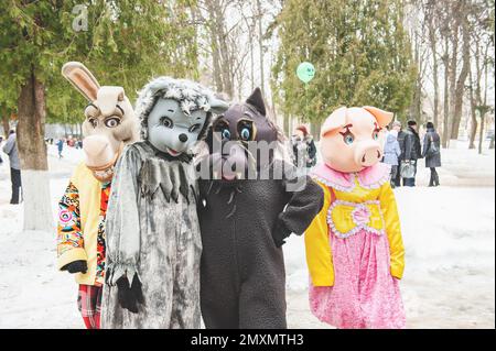 Kolomna, Russie - 17 mars 2013. Maslenitsa, des poupées grandeur nature divertissent les gens dans la rue Banque D'Images