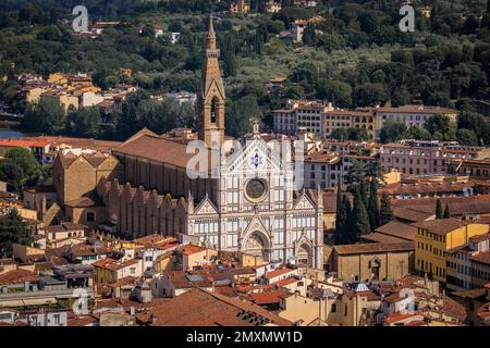 Vue sur la ville avec les montagnes toscanes, la basilique Santa Croce et les toits rouges en terre cuite vue aérienne depuis le Palazzo Vecchio, Florence, Italie Banque D'Images