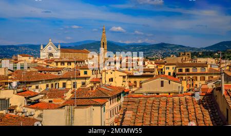 Vue sur la ville avec les montagnes toscanes, la basilique Santa Croce et les toits rouges en terre cuite vue aérienne depuis le Palazzo Vecchio, Florence, Italie Banque D'Images