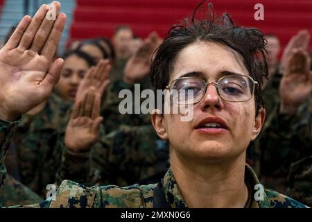 Parris Island, Caroline du Sud, États-Unis. 28th janvier 2023. Les nouvelles Marines avec la compagnie kilo, 3rd Recruit Training Battalion, reçoivent le très convoité Eagle, Globe and Anchor lors d'une cérémonie tenue à bord du corps des Marines Recruit Depot Pariris Island, S.C., janvier. 28, 2023. L'aigle, le Globe and Anchor est remis aux nouvelles Marines après l'achèvement du Crucible et marque la transformation de Recruit à USA Marine. Crédit : États-Unis Marines/ZUMA Press Wire Service/ZUMAPRESS.com/Alamy Live News Banque D'Images