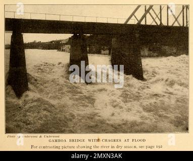 Pont de Gamboa avec Chagres à Flood du livre Panama et le Canal en image et prose : Une histoire complète du Panama, ainsi que l'histoire, le but et la promesse de son canal mondialement connu la plus gigantesque entreprise d'ingénierie depuis l'aube du temps par Willis John Abbot,1863-1934 publié à Londres ; New York par Syndicate Publishing Co. En 1913 Banque D'Images