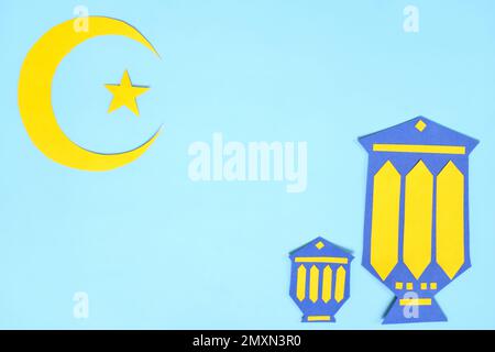 Modèle de décoration de lune, d'étoile et de lanterne en forme de croissant posé sur fond bleu. Islam Ramadan Kareem célébration du mois Saint. Banque D'Images