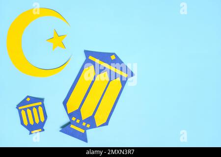 Modèle de décoration de lune, d'étoile et de lanterne en forme de croissant posé sur fond bleu. Islam Ramadan Kareem célébration du mois Saint. Banque D'Images