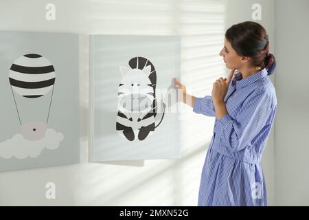 Décoration sur un mur blanc. Décoration intérieure des chambres pour enfants Banque D'Images