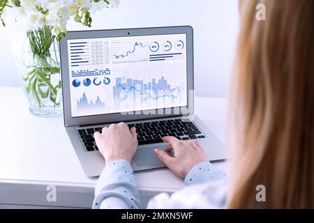 Femme utilisant un ordinateur portable au bureau, à proximité. Concept Fintech Banque D'Images