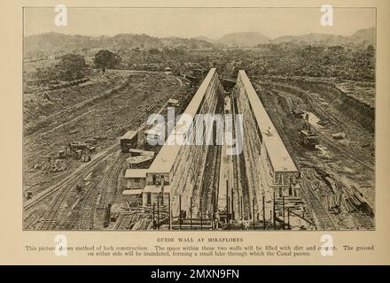 Guide mur à Miraflores cette photo montre la méthode de construction de la serrure. L'espace à l'intérieur de ces deux murs sera rempli de terre et de ciment. Le sol de chaque côté sera inondé, formant un petit lac à travers lequel le canal passe du livre Panama et le canal en image et prose : Une histoire complète du Panama, ainsi que l'histoire, le but et la promesse de son canal mondialement connu la plus gigantesque entreprise d'ingénierie depuis l'aube du temps par Willis John Abbot,1863-1934 publié à Londres ; New York par Syndicate Publishing Co. En 1913 Banque D'Images