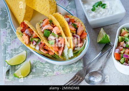 Tacos au saumon grillé avec sauce à l'avocat Banque D'Images