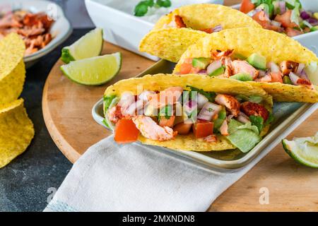 Tacos au saumon grillé avec sauce à l'avocat Banque D'Images