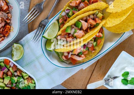 Tacos au saumon grillé avec sauce à l'avocat Banque D'Images