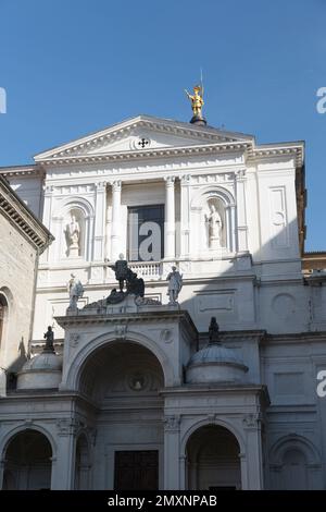 Italie, Bergame, Piazzzo Padre Reginaldo Giuliana, cathédrale de Sant Alessandro. Banque D'Images