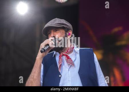 Juan Luis Guerra se produisant au Festival Cruïlla, Barcelone 9 juin 2022. Photographe : ALE Espaliat Banque D'Images